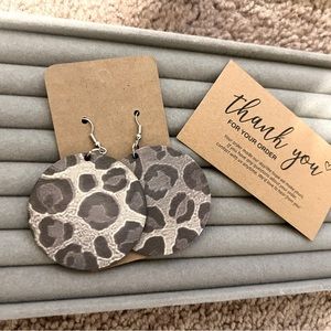 Reversible wooden earrings set